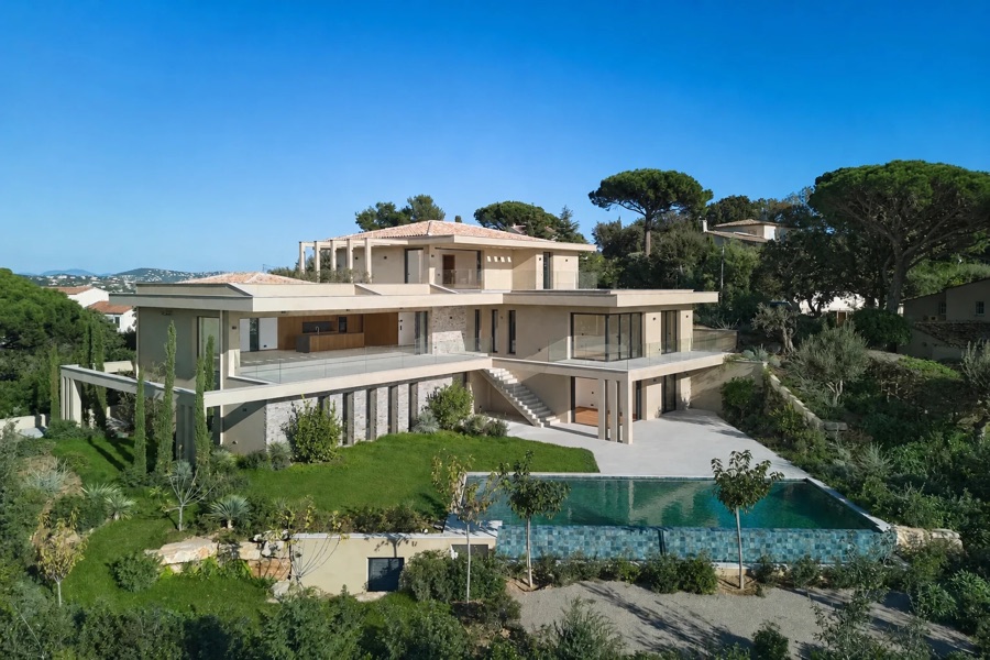 Contemporary villa with infinity pool on the French Riviera